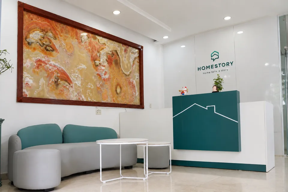 Quầy lễ tân và không gian tiếp khách tại văn phòng, showroom HomeStory